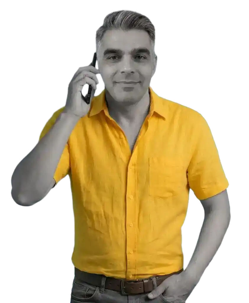 Foto de Sergio hablando por teléfono